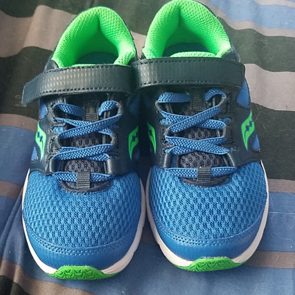 《BOYS SAUCONY SHOES》